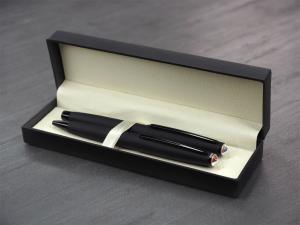 Rinkinys rašiklis + tušinukas su „Swarovski Elements“, gumos apdaila, dėžutėje, juodos spalvos